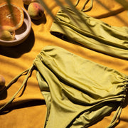 Bikini a fascia con slip a vita alta